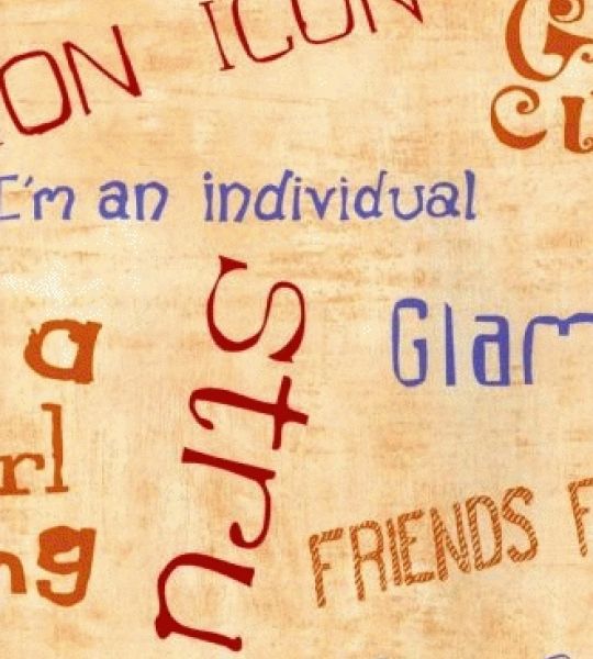 stenska tapeta v krem barvi in napisi